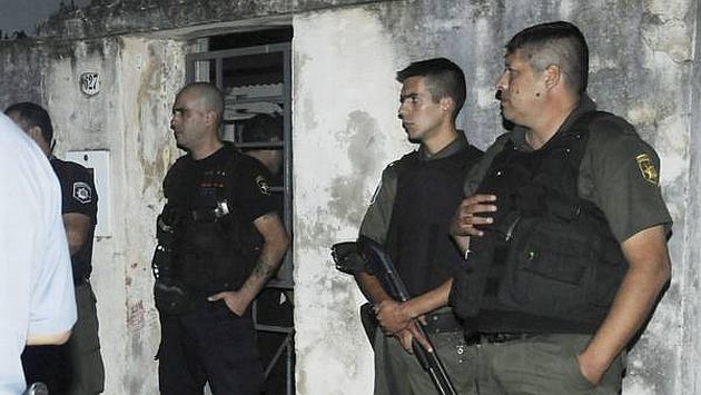 El frente de la vivienda donde fue asesinado Fabricio Echagüe se encuentra con vigilancia policial. (Clarín)
