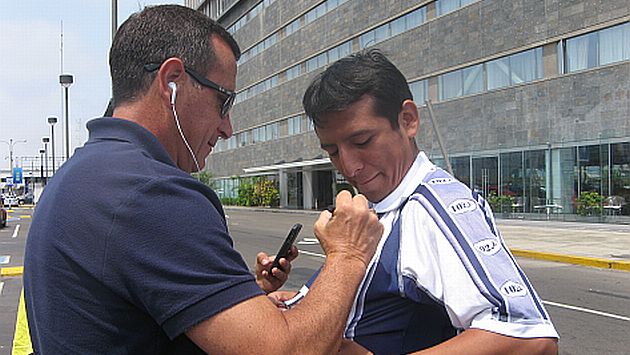 Guillermo Sanguinetti firmando la camiseta de un hincha aliancista. (Carlos Lara)