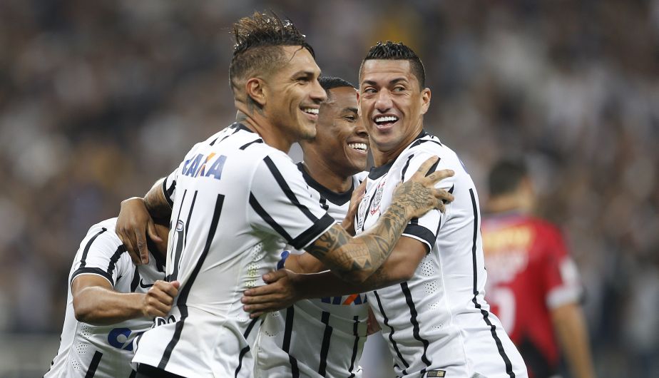 Paolo Guerrero anotó un triplete en triunfo del Corinthians sobre Danubio. (AP)