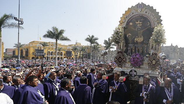 Viernes Santo: Señor de los Milagros recorre el Centro de Lima. (Luis Gonzales)