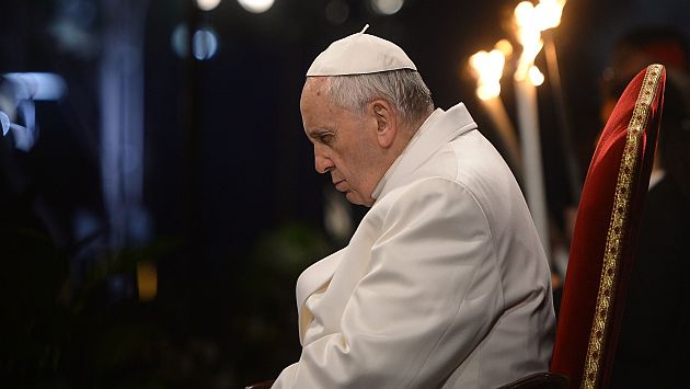 Papa Francisco donó dinero a indigentes de Roma durante Vía Crucis. (AFP)