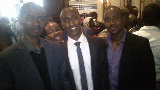 Abdirahim Abdulahi es el del centro de la foto.  (Crédito: @xavieraldekoa)