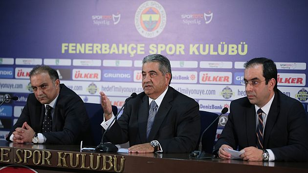Directiva del club Fenerbahce en conferencia de prensa tras el atentado. (AFP)
