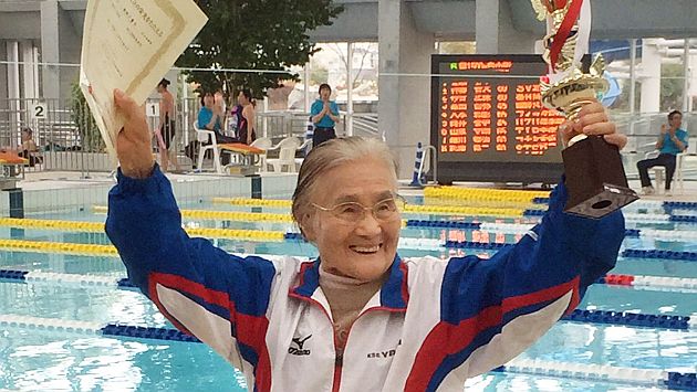 Mieko Nagaoka de 100 años consiguió completar una carrera de 1.500 metros libres en Japón. (AFP)