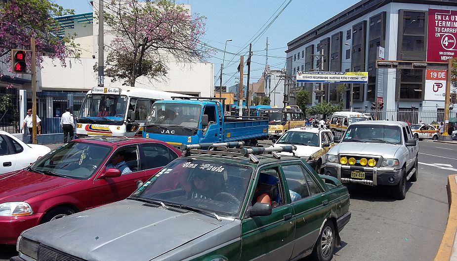 Gran congestión vehicular en vías alternas a la construcción del bypass de la avenida 28 de julio. (César Takeuchi/Perú21)