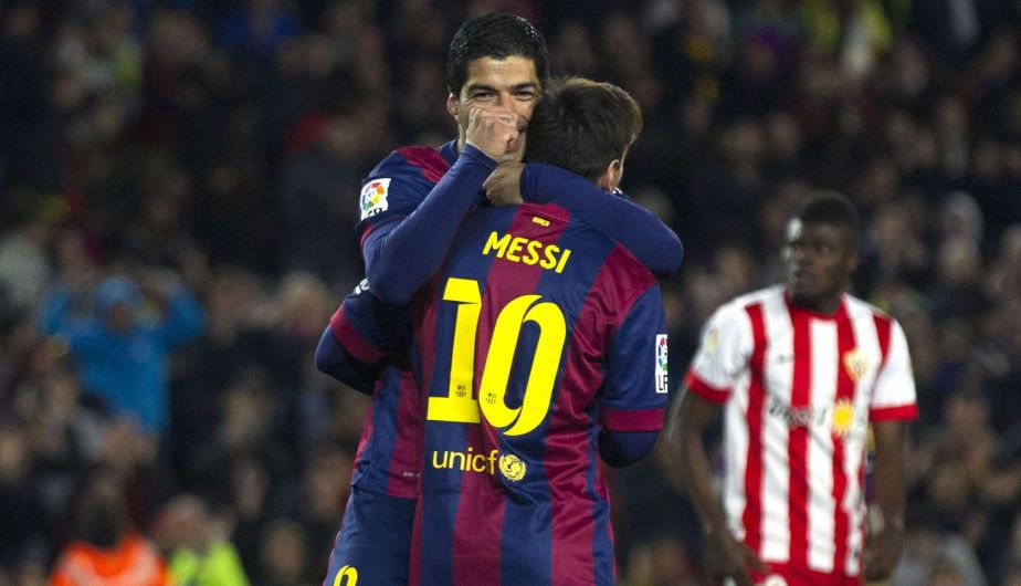 Luis Suárez recibe el saludo de Lionel Messi tras anotar un gol. (EFE)
