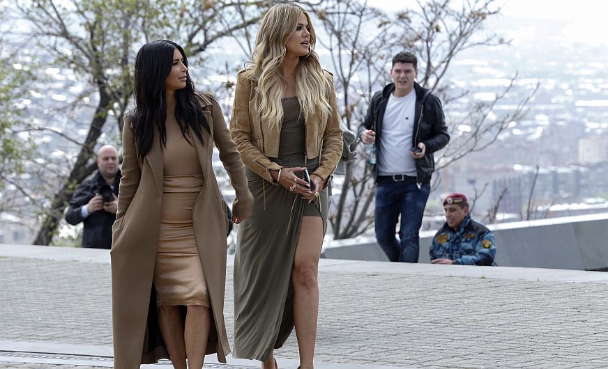Kim Kardashian viajó a Armenia con su hermana Khloe. (AP)