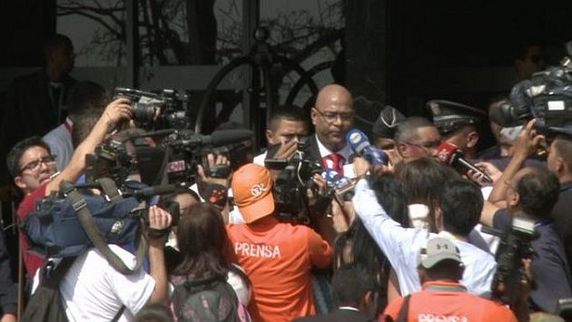 Periodistas antes que ocurriera el incidente con el arma eléctrica en la Cumbre de las Américas. (Foto: Telemetro.com )