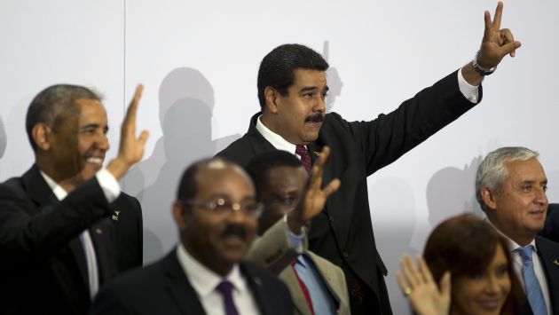 Barack Obama y Nicolás Maduro tuvieron un breve diálogo en la Cumbre de las Américas. (AP)