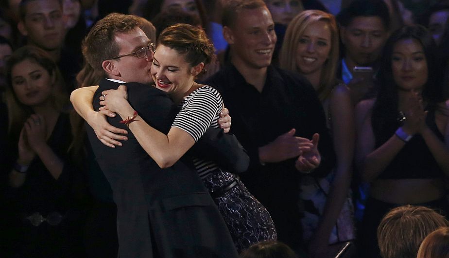 Shailene Woodley y el escritor John Green se abrazan por triunfo de Bajo una misma estrella. (Reuters)