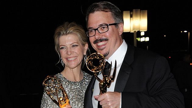 Michelle MacLaren junto a Vince Gilligan en los Emmy Awards. (USI)