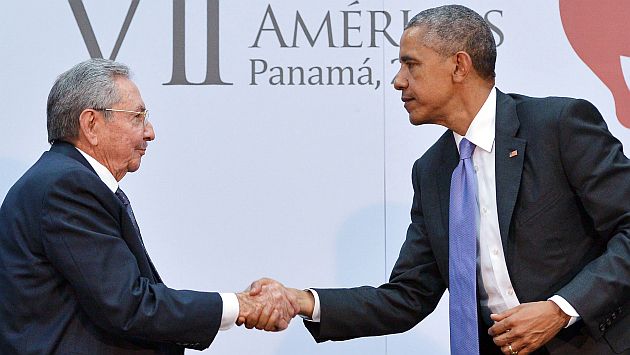 Raúl Castro y Barack Obama celebraron reunión histórica en Panamá el último fin de semana. (AFP)