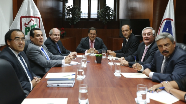 Premier se reunió con miembros de la bancada de PPC-APP. (Mario Zapata)