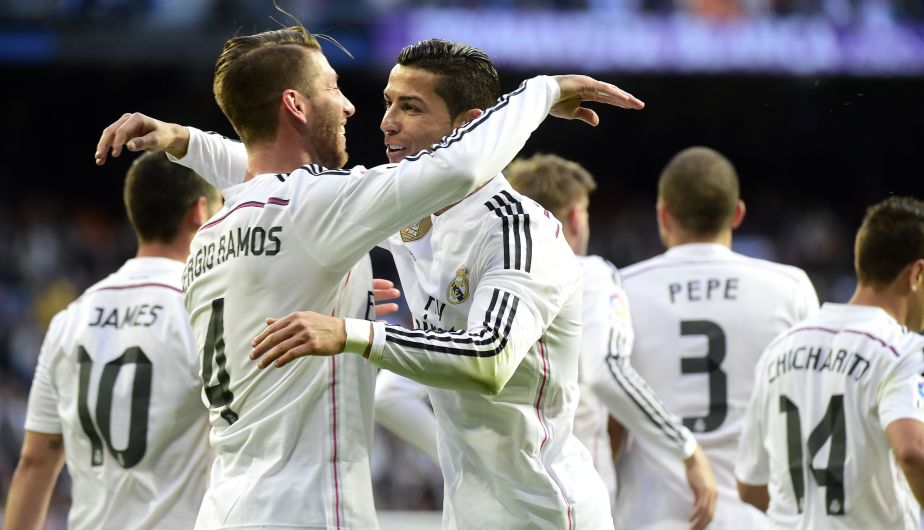 Real Madrid venció 3-1 al Málaga y sigue en la pelea por la Liga española. (AFP)