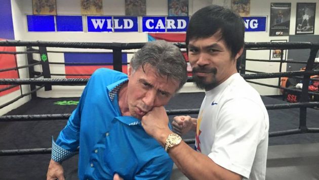 Sylvester Stallone intercambió guantes con Manny Pacquiao. (Facebook Manny Pacquiao)