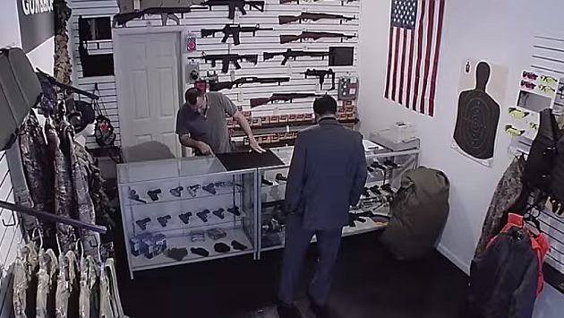 Compradores de armas lo piensan dos veces después de entrar a esta tienda. (YouTube)