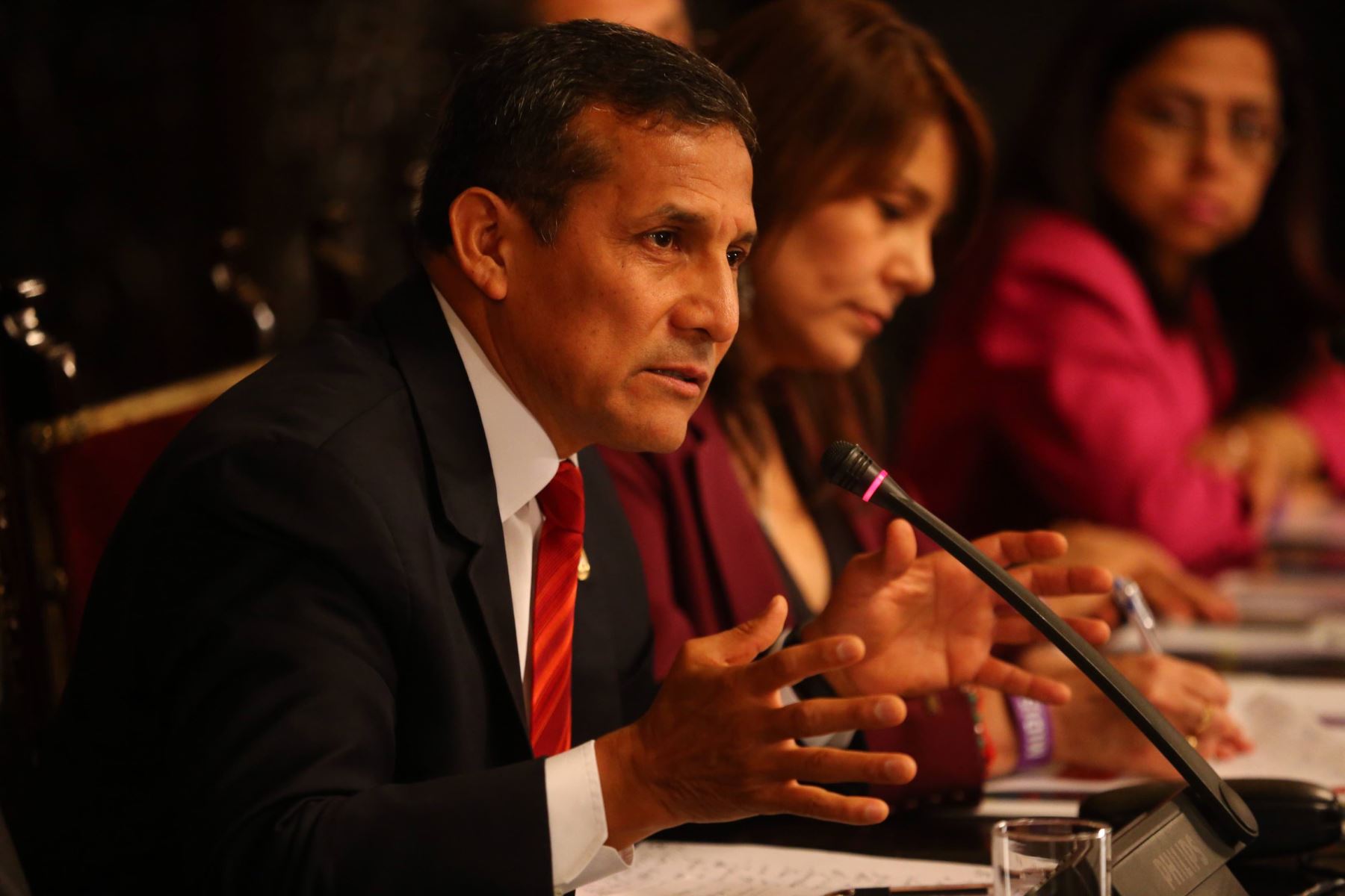 Ollanta Humala instó a los empresarios a “ponerse la camiseta” del Perú. (Andina)