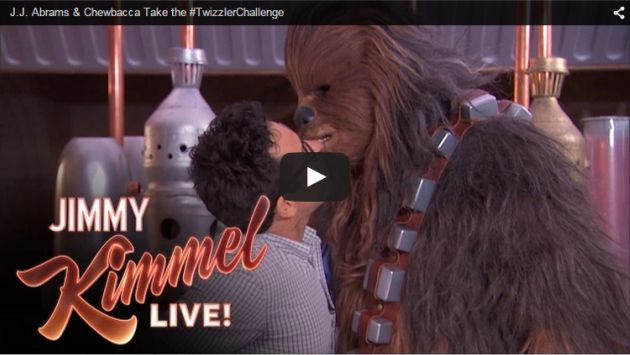 Director de Star Wars y Chewbacca participaron del #TwizzlerChallenge para generar conciencia sobre el autismo (Captura)