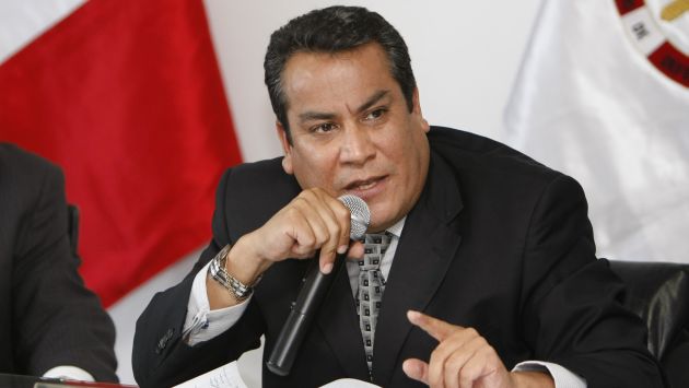 Ministro de Justicia, Gustavo Adrianzén, anunció que denunciarán a policías que sembraron arma a campesino. (Perú21)