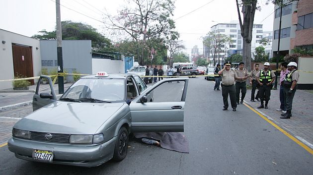 Vehículo fue baleado a solo una cuadra de la comisaría de San Isidro. (Roberto Rojas/USI)