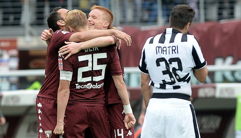 Juventus perdió 2-1 ante Torino, pero Pirlo marcó golazo de tiro libre. (AP)