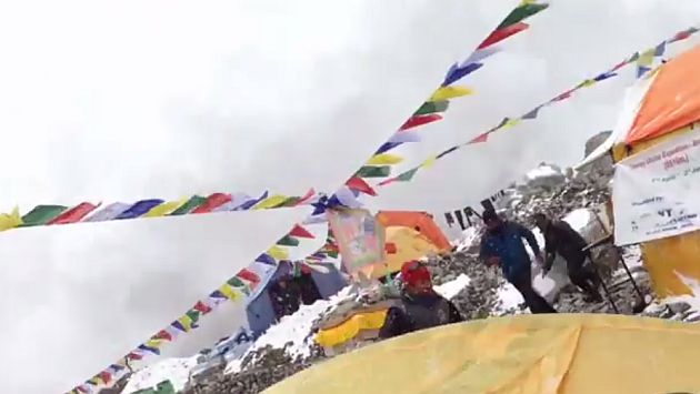 Avalancha en el monte Everest registrada tras terremoto en Nepal. (Jost Kobusch en YouTube)