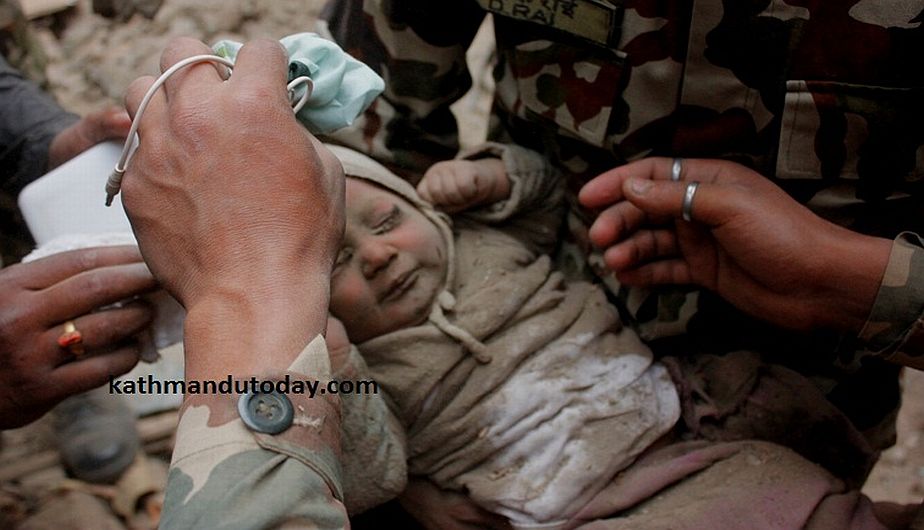 Medios de Nepal identificaron como Sonit Awal al \'bebé milagro\'. (Cortesía: Kathmandu Today)