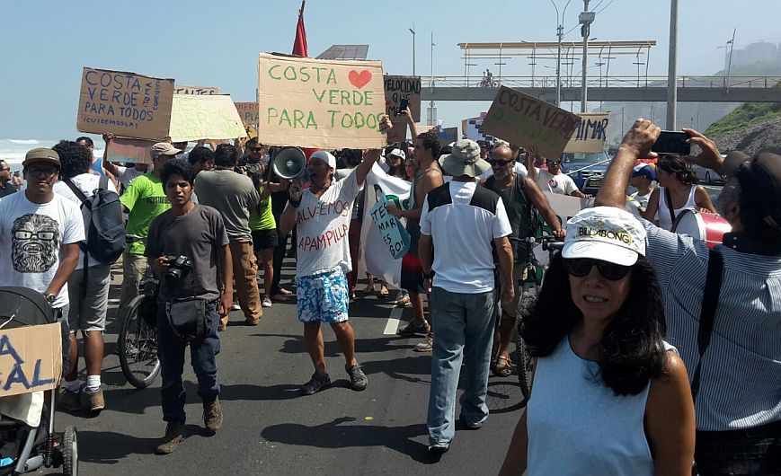 Costa Verde: Manifestantes protestan en defensa de la playa La Pampilla. (Foto: Óscar Flores)