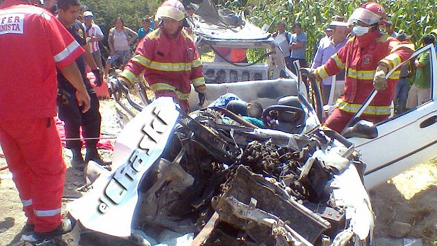 Seis muertos tras choque frontal entre taxi colectivo y camión en Huacho. (Facebook: Diario El Chaski)
