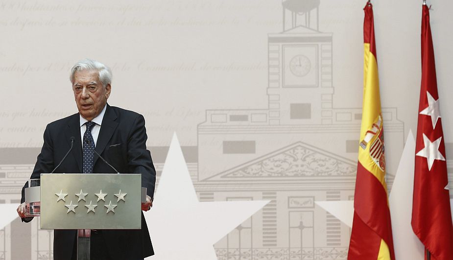 Escritor peruano Mario Vargas Llosa recibió reconocimiento en Madrid, España. (EFE)