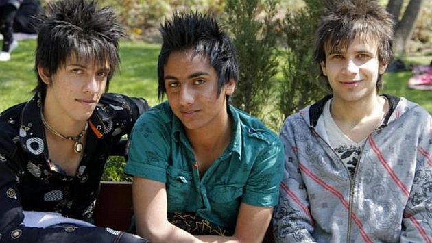 Irán extrema medidas contra depilación de cejas y peinados en punta entre los jóvenes. (AFP)