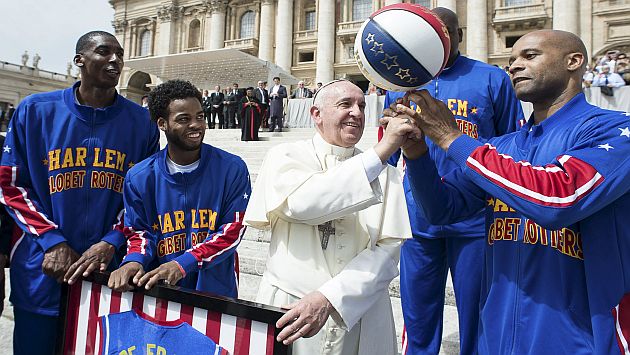 Papa Francisco intentó hacer un truco con ayuda de los Harlem Globetrotters. (Reuters)