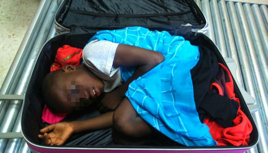 El padre del niño de 8 años hallado el jueves en una maleta en el control de la frontera del Tarajal, entre España y Marruecos, fue enviado a prisión este viernes acusado de un delito contra los derechos de los ciudadanos extranjeros. (AFP)