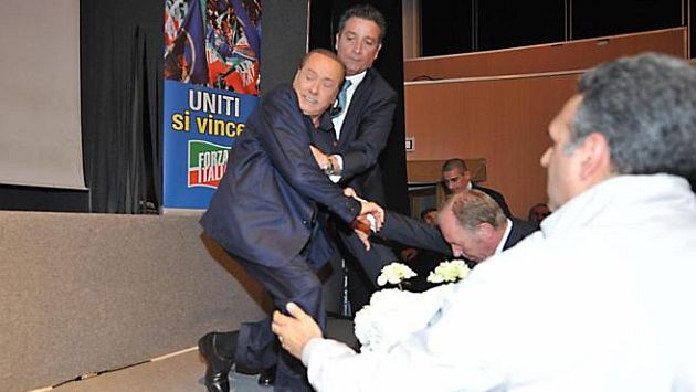 Silvio Berlusconi reapareció en mitin y sufrió una aparatosa caída. (El Mundo)