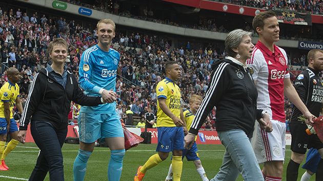 Madres de jugadores tuvieron un peculiar homenaje por su día. (Ajax)