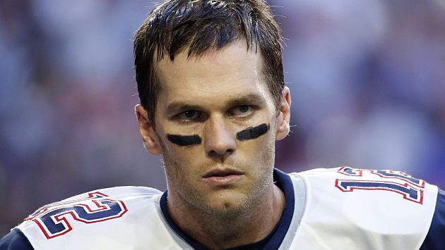 Tom Brady no podrá jugar los primeros cuatro partidos de la próxima temporada tras la sanción impuesta por la NFL por el escándalo del Deflategate. (Reuters)