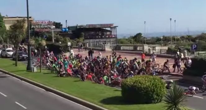 Multitudinaria caida en el Giro de Italia (Captura de imagen: Youtube)