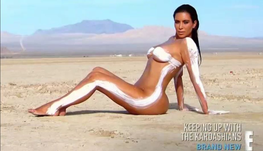 Kim Kardashian posó desnuda en el desierto de Estados Unidos. (Captura de YouTube)