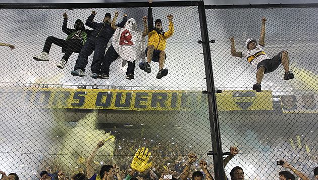 Barristas de Boca Juniors esparcieron gas pimienta a los jugadores de River. (EFE)