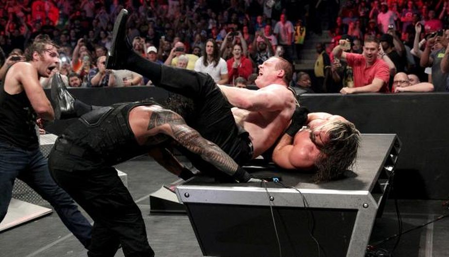 El ‘triple bombazo’ de Seth Rollins, Dean Ambrose y Roman Reigns a Randy Orton en el evento WWE Payback. (WWE)