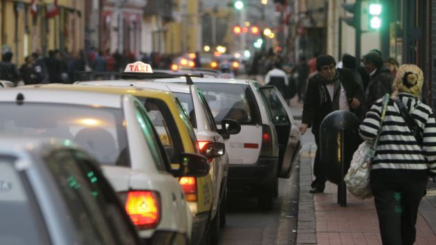 CONGESTIÓN. Taxis informales han tomado los jirones de Lima. (Rafael Cornejo)