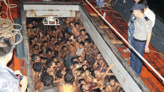 Birmania: Impactante imagen de inmigrantes hacinados en embarcación. (AFP)