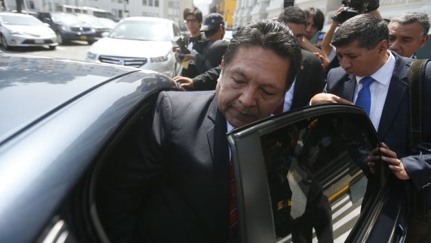 Se va. Carlos Ramos Heredia fue notificado sobre su destitución. (Perú21)