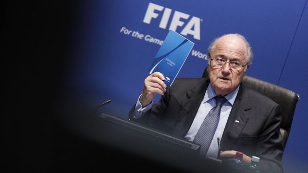 Joseph Blatter y la FIFA enfrenta su más duro golpe en toda su historia. (AP)
