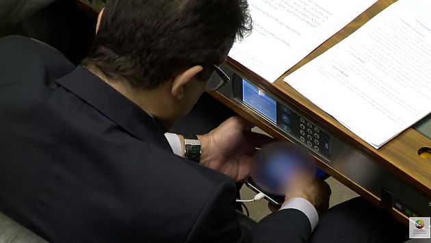 Diputado es sorprendido viendo un video porno durante el Pleno de Brasil. (YouTube)