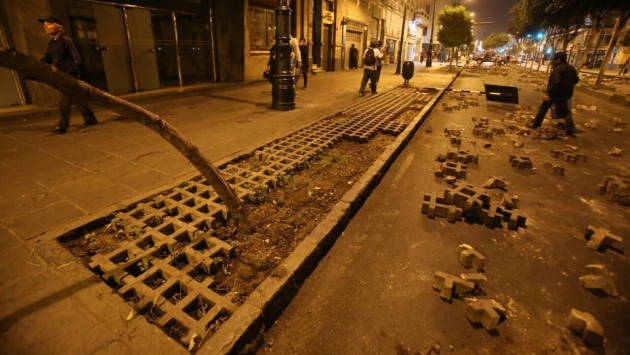 Desmanes. Los revoltosos usaron los adoquines de las veredas para atacar a la Policía. (Facebook Municipalidad de Lima)