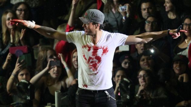 Enrique Iglesias se cortó los dedos de la manos con un dron durante concierto en México. (EFE)
