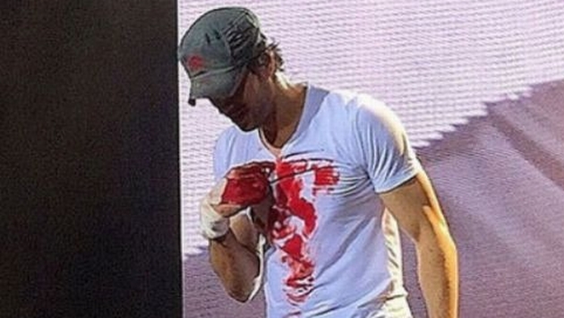 Enrique Iglesias podría perder la sensibilidad del dedo tras cortarse con dron en concierto. (telemundo.com)