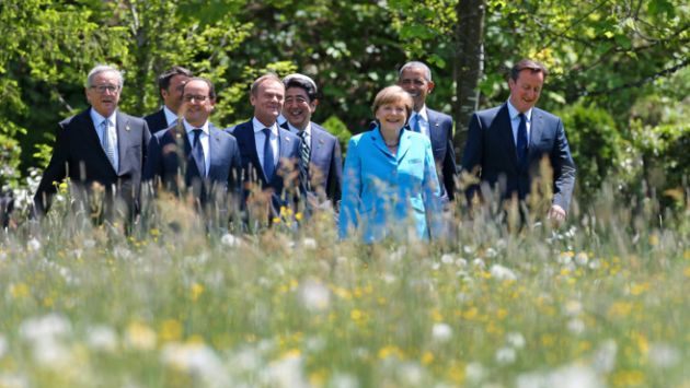 Juncker, Renzi, Hollande, Tusk, Abe, Merkel, Obama y Cameron en la reunión del G7, en el castillo de Elmau. (EFE)