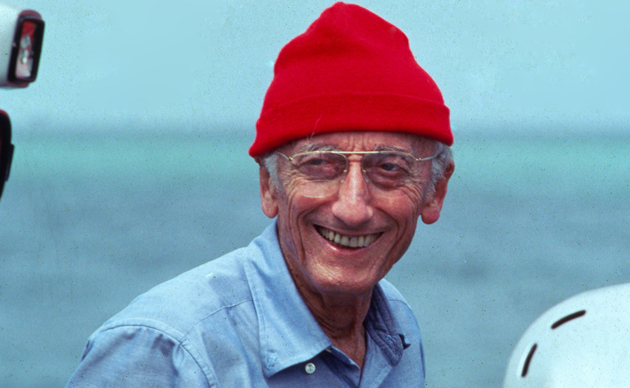 Jacques Cousteau y su emblemática gorra roja. (AFP)
